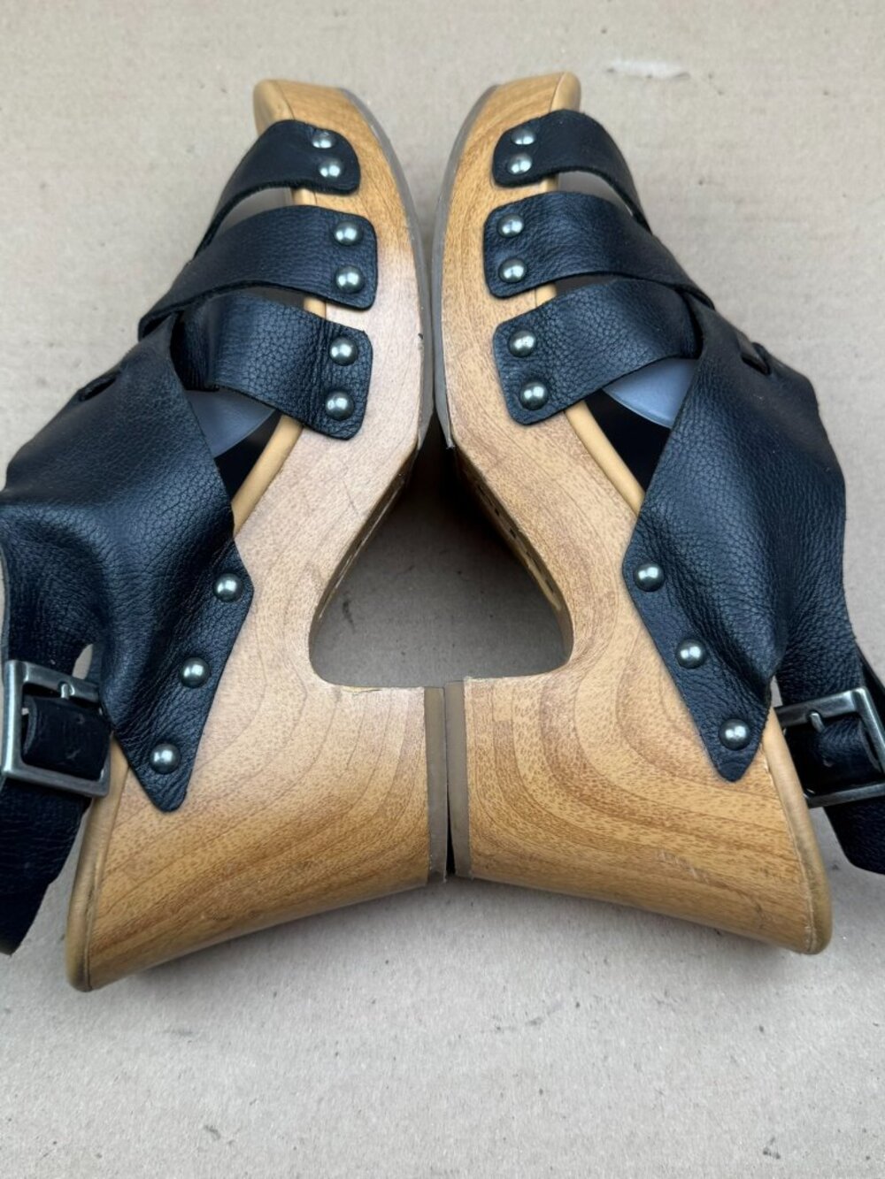 Women's Korks Black Leather Strappy Wooden Clog Sandals Size 9M - Picture 2 of 8
